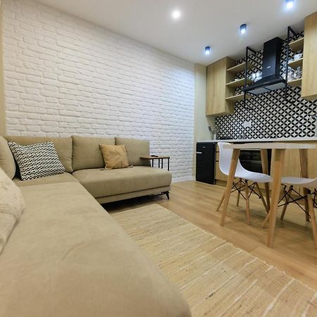 One-Bedroom Rooftop Skyline Central Hidden Gem In ติรานา ภายนอก รูปภาพ