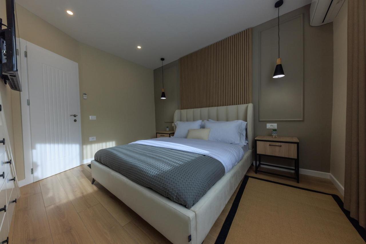 One-Bedroom Rooftop Skyline Central Hidden Gem In ติรานา ภายนอก รูปภาพ