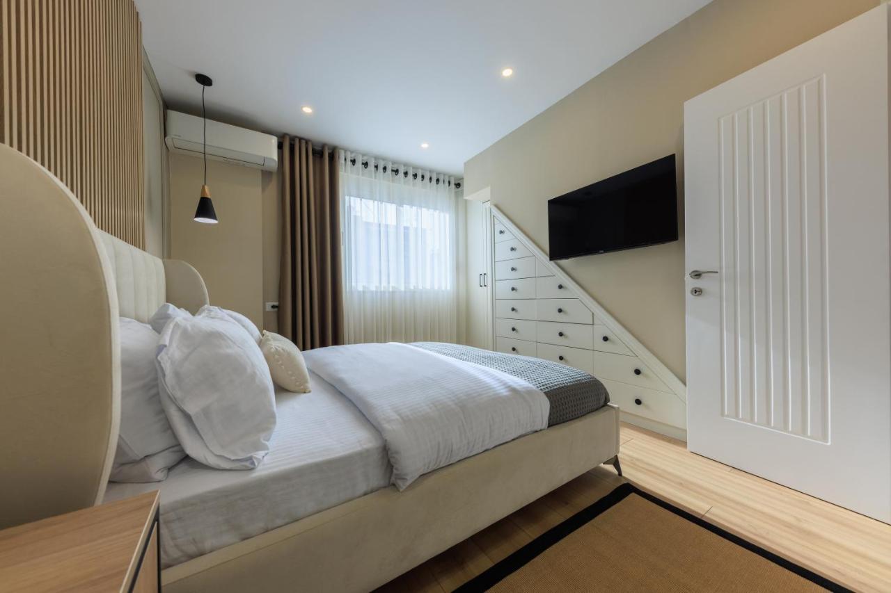 One-Bedroom Rooftop Skyline Central Hidden Gem In ติรานา ภายนอก รูปภาพ