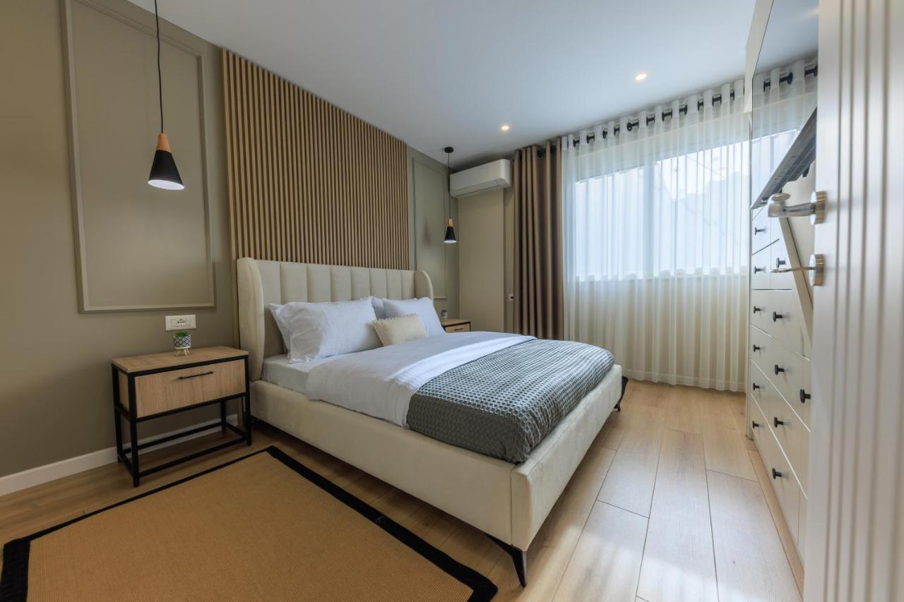 One-Bedroom Rooftop Skyline Central Hidden Gem In ติรานา ภายนอก รูปภาพ