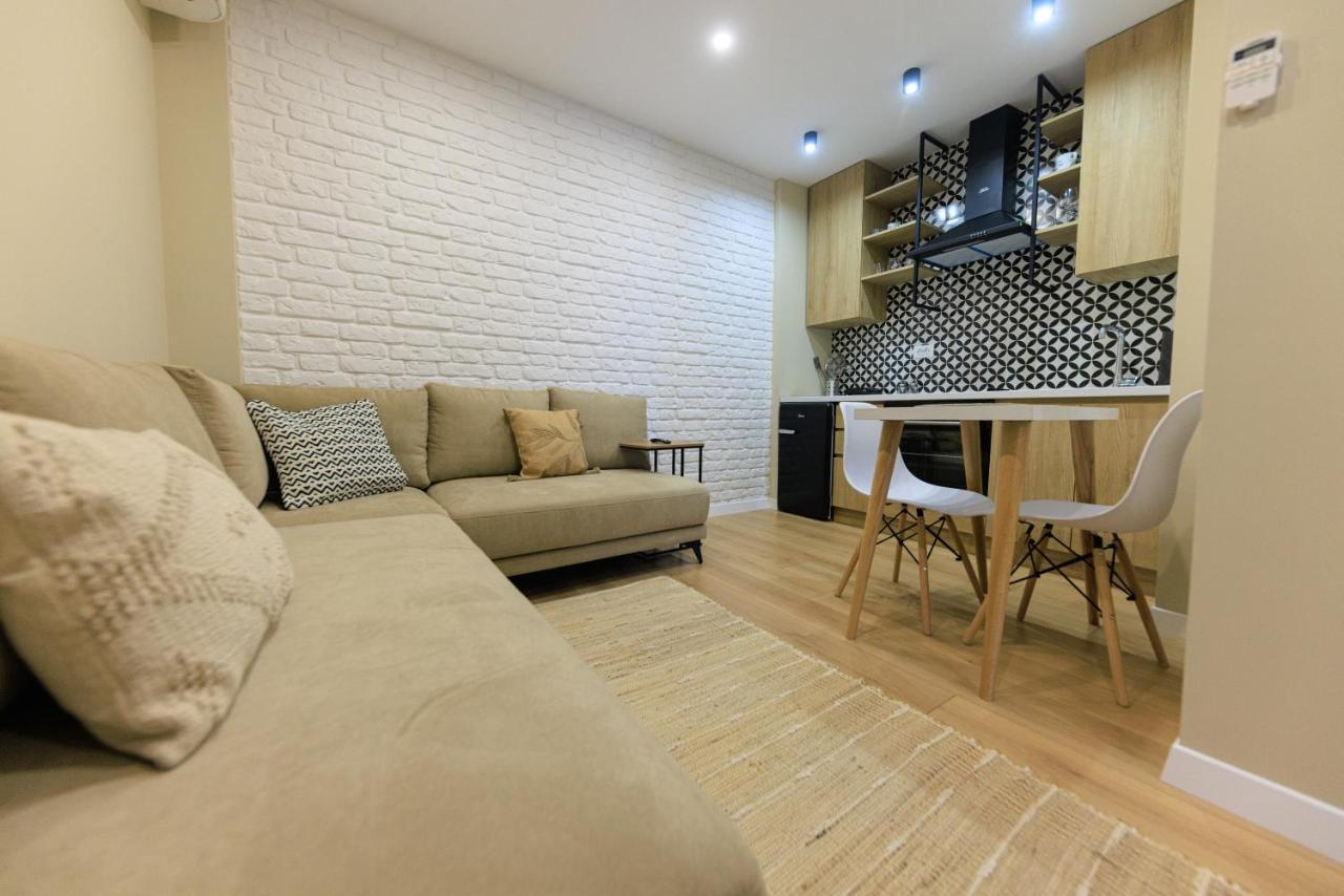 One-Bedroom Rooftop Skyline Central Hidden Gem In ติรานา ภายนอก รูปภาพ