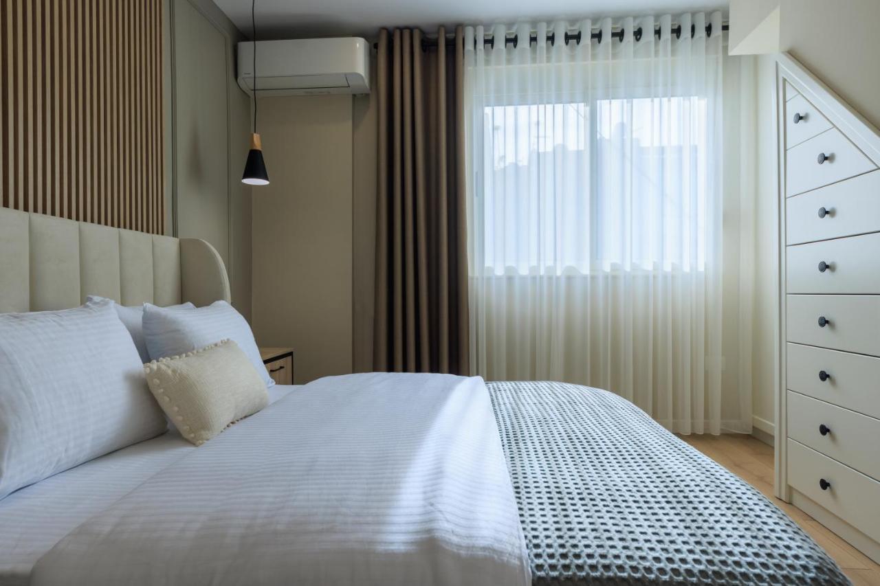 One-Bedroom Rooftop Skyline Central Hidden Gem In ติรานา ภายนอก รูปภาพ