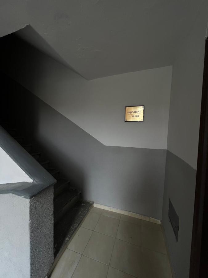 One-Bedroom Rooftop Skyline Central Hidden Gem In ติรานา ภายนอก รูปภาพ