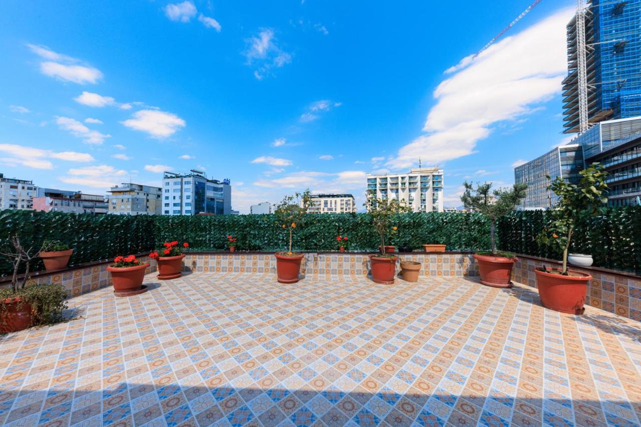 One-Bedroom Rooftop Skyline Central Hidden Gem In ติรานา ภายนอก รูปภาพ
